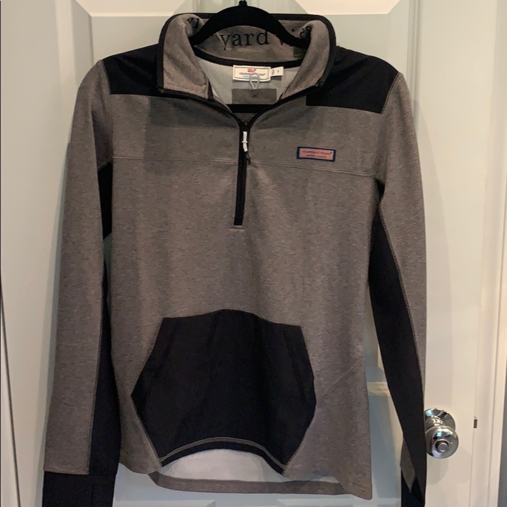 Women’s vineyard vines pull over